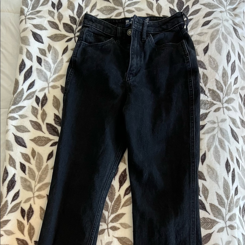 Hollister Ultra High-Rise Mom Jeans